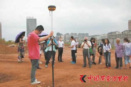 5月6日,在市民代表和媒體見證下,監測人員利用GPS定位當年電容器的存儲地點。