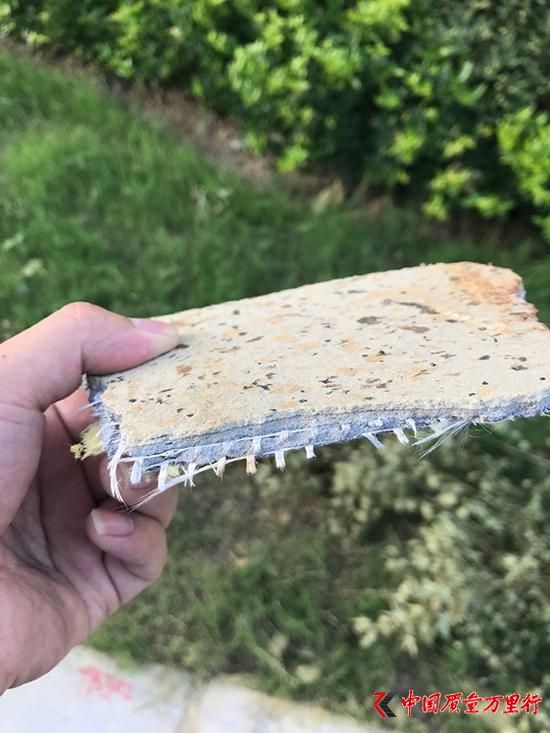 厚約0.5厘米的水泥層,內側帶有兩層網狀物。