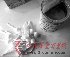 一罐奶粉中出現18只勺子