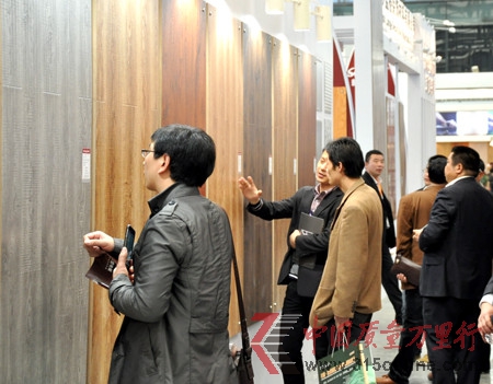 消費(fèi)者在地板展會上選購產(chǎn)品