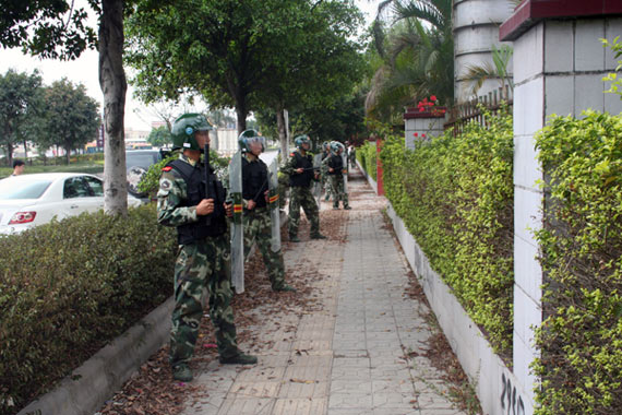 特戰隊官兵外圍封控 圖片來源:人民武警報