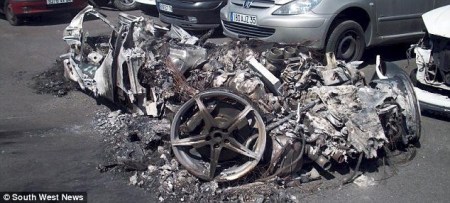這輛車的鋁合金車身被完全燒熔,全車只剩下輪殼和發動機,車主不幸遇難。 這輛車的鋁合金車身被完全燒熔,全車只剩下輪殼和發動機,車主不幸遇難。