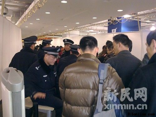 徐匯店內人頭攢動卻無人接待。新民網(wǎng)記者陶力 徐家匯現(xiàn)場回傳