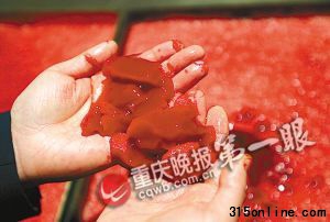 黑作坊勾兌出來(lái)的血旺 記者 錢波 攝