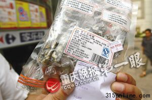 重慶家樂(lè)福銷(xiāo)售過(guò)期芝麻糖標(biāo)簽生產(chǎn)日期疑作假