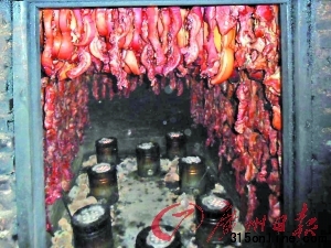 3毒臘肉由工業(yè)用鹽、敵百蟲腌制,蜂窩煤球熏烤。 3毒臘肉由工業(yè)用鹽、敵百蟲腌制,蜂窩煤球熏烤。