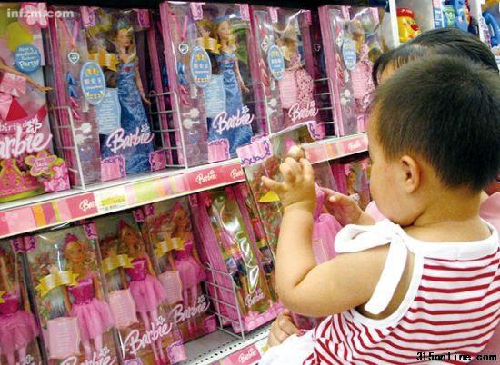 顧客正抱著孩子選購芭比娃娃玩具。此前,德國有報告稱芭比娃娃等玩具發現了有害成分鄰苯二甲酸鹽(酯) (南山CFP/圖)