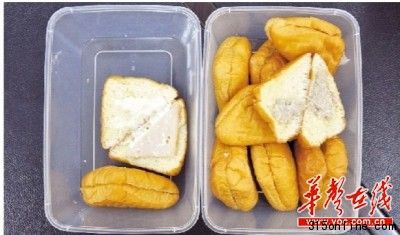 在8月8日泰國至長沙的航班上,旅客吃過后有不良反應(yīng)的面包,面包盒上有多個(gè)標(biāo)簽,而且面包中的夾心部分看上去很不新鮮。傅聰 攝 在8月8日泰國至長沙的航班上,旅客吃過后有不良反應(yīng)的面包,面包盒上有多個(gè)標(biāo)簽,而且面包中的夾心部分看上去很不新鮮。傅聰 攝