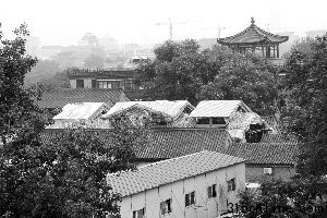 7月29日,劉老根會(huì)館內(nèi)的晉翼會(huì)館,四合院屋頂上出現(xiàn)3個(gè)尖頂罩棚。曾一智供圖