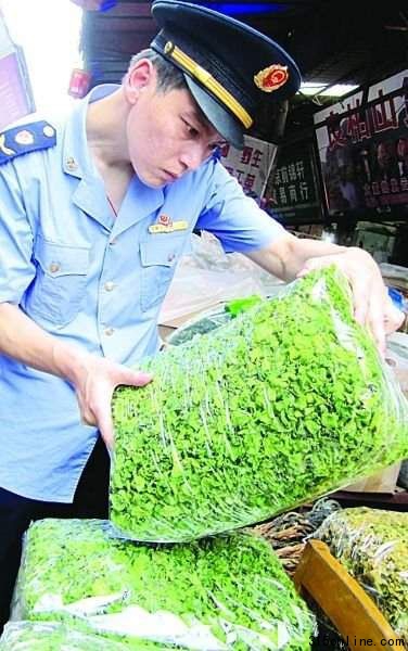 南京工商部門從市場內查出過綠的萵筍干。李海勇 攝