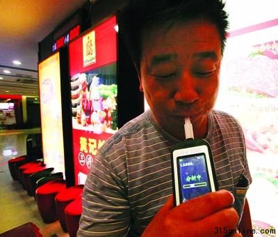海底撈一位顧客在測試酒精含量。