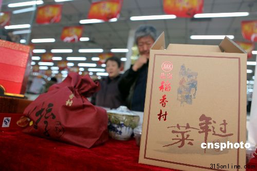 點圖查看下一頁 一周圍觀:光明牛奶生蛆耐克產品“中外有別”(6)