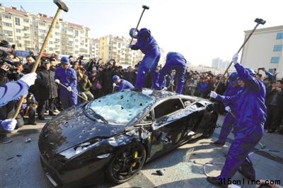 2011年3月15日,在青島一建材燈具城門口,一名車主不滿品牌商服務,將問題跑車當眾砸毀。魯友 攝