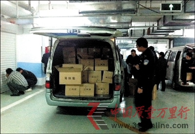 <b>▲警方在地下車庫內攔截了送貨車輛。</b> <b>▲警方在地下車庫內攔截了送貨車輛。</b>