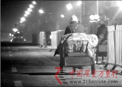 朝陽一黑作坊日產(chǎn)豆?jié){上千杯多供應(yīng)流動(dòng)早點(diǎn)攤