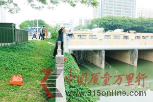 捕魚人在污濁的河水中撒網(wǎng)。 捕魚人在污濁的河水中撒網(wǎng)。