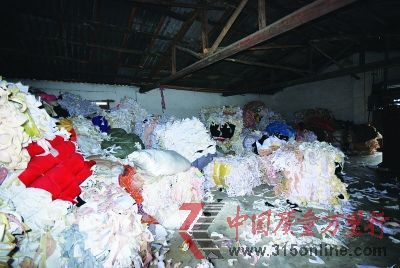 執(zhí)法人員在現(xiàn)場查獲“黑心棉”。