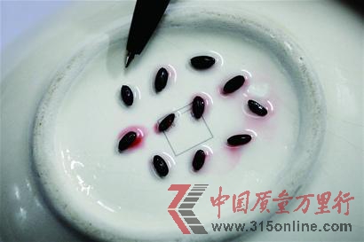 記者做的白醋浸泡黑米實(shí)驗(yàn),和李女士得出的結(jié)果一樣。 朱軍 攝記者 韓曉璨 記者做的白醋浸泡黑米實(shí)驗(yàn),和李女士得出的結(jié)果一樣。 朱軍 攝記者 韓曉璨
