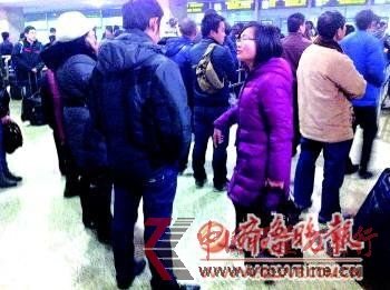9日,黃牛黨男子在跟市民交流時(shí),一直背對著巡邏的武警站著。本報(bào)記者趙偉攝