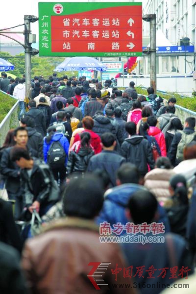 昨日下午,省汽車站人行天橋。大批旅客走出火車站后涌入臨近的汽車站進(jìn)行中轉(zhuǎn)。實(shí)習(xí)生孫振飛 南都記者馮宙峰攝 昨日下午,省汽車站人行天橋。大批旅客走出火車站后涌入臨近的汽車站進(jìn)行中轉(zhuǎn)。實(shí)習(xí)生孫振飛 南都記者馮宙峰攝