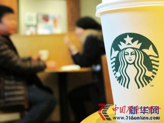 1月30日,顧客在南京湖南路一家星巴克門店內(nèi)消費(fèi)。據(jù)網(wǎng)易財(cái)經(jīng)報(bào)道,星巴克大中華區(qū)公關(guān)部經(jīng)理勵(lì)靜當(dāng)日表示,出于運(yùn)營(yíng)成本考慮,從1月31日起,星巴克中國(guó)區(qū)將對(duì)手工調(diào)制咖啡統(tǒng)一提價(jià),漲價(jià)幅度約為1至2元;星冰樂、熱巧克力、牛奶等均不在漲價(jià)之列。新華社發(fā)