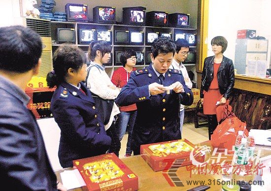 工商人員在超市調查取證。新快報記者 畢志毅/攝