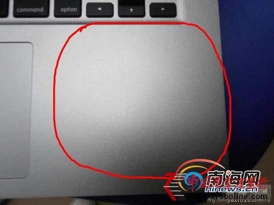 網友“莞爾傾城笑”在帖子中稱水只灑在下方邊角處(南海網記者 劉麗萍截圖) 網友“莞爾傾城笑”在帖子中稱水只灑在下方邊角處(南海網記者 劉麗萍截圖)