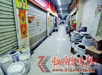 ◥不少商戶一看要進(jìn)行檢查,紛紛落下卷簾門。本報(bào)記者 張中 攝 ◥不少商戶一看要進(jìn)行檢查,紛紛落下卷簾門。本報(bào)記者 張中 攝