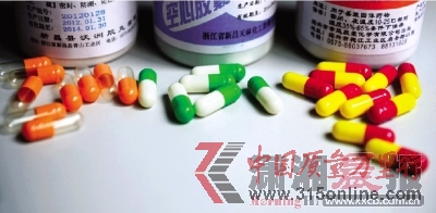 昨日,記者調(diào)查發(fā)現(xiàn)長沙幾大藥店均有銷售空心膠囊,而這些膠囊大部分來自紹興市新昌縣。圖/記者陳勇 昨日,記者調(diào)查發(fā)現(xiàn)長沙幾大藥店均有銷售空心膠囊,而這些膠囊大部分來自紹興市新昌縣。圖/記者陳勇