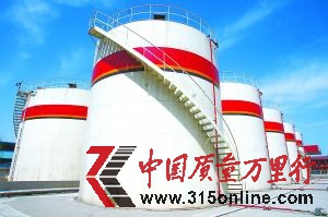 中德利華石油化學有限公司工廠中的白色儲油罐是廠中最顯眼的建筑。