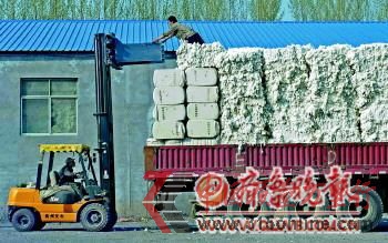 4月7日下午,工人們在為一輛大貨車裝貨。 4月7日下午,工人們在為一輛大貨車裝貨。