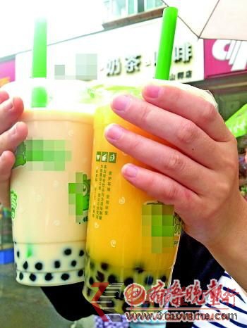 ◥在某商店購買的兩份珍珠奶茶。 ◥在某商店購買的兩份珍珠奶茶。