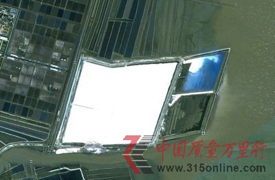 三友化工的廢渣堆占地約270萬平方米,面積相當(dāng)于6400多個(gè)籃球場(chǎng)的大小,廢渣堆與渤海已經(jīng)融為一體。(資料圖) 三友化工的廢渣堆占地約270萬平方米,面積相當(dāng)于6400多個(gè)籃球場(chǎng)的大小,廢渣堆與渤海已經(jīng)融為一體。(資料圖)