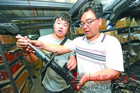 昨日,老頂坡汽配城,某汽車生產商的工作人員正逐一鑒定庫房中的汽車配件。 首席記者 鐘志兵 攝 昨日,老頂坡汽配城,某汽車生產商的工作人員正逐一鑒定庫房中的汽車配件。 首席記者 鐘志兵 攝