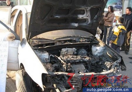 東風悅達起亞車頻頻自燃車主守在4S店門前維權