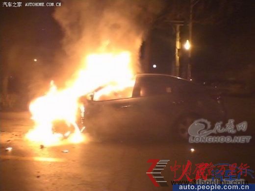 東風悅達起亞車頻頻自燃車主守在4S店門前維權