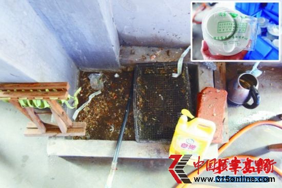 看似包裝正規(guī)的一次性消毒餐具卻用如此簡陋的設(shè)備