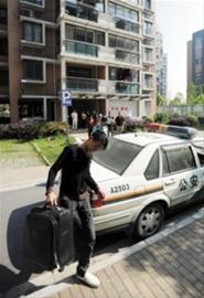賣腎者在協警的陪同下取回行李 賣腎者在協警的陪同下取回行李