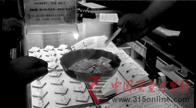 暗訪中,柜員從柜臺下拿出獎(jiǎng)票,讓記者抽取。本報(bào)實(shí)習(xí)記者趙恩澤攝 暗訪中,柜員從柜臺下拿出獎(jiǎng)票,讓記者抽取。本報(bào)實(shí)習(xí)記者趙恩澤攝