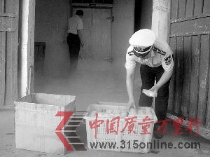 市質監(jiān)局對已關停的食品生產企業(yè)開展明察暗訪,上海佳寶食品有限公司糕點可能流向滬上多家知名賓館酒店。 市質監(jiān)局對已關停的食品生產企業(yè)開展明察暗訪,上海佳寶食品有限公司糕點可能流向滬上多家知名賓館酒店。