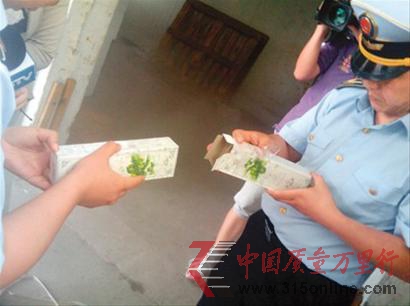 執(zhí)法人員正在冷庫對食品進行檢查 執(zhí)法人員正在冷庫對食品進行檢查