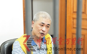 年僅37歲的廖代招頭發(fā)已經(jīng)幾乎全白,自稱是“想事多了”造成的。 余志雄 攝 年僅37歲的廖代招頭發(fā)已經(jīng)幾乎全白,自稱是“想事多了”造成的。 余志雄 攝