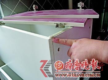家具多處出現(xiàn)封邊崩起的情況。 本報(bào)記者 王倩 攝 家具多處出現(xiàn)封邊崩起的情況。 本報(bào)記者 王倩 攝