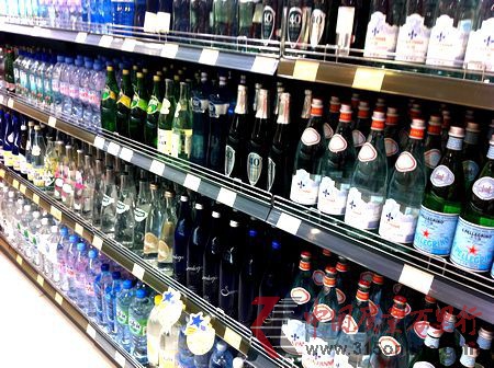 青島天價礦泉水每瓶198元貴過紅酒味道苦(圖)