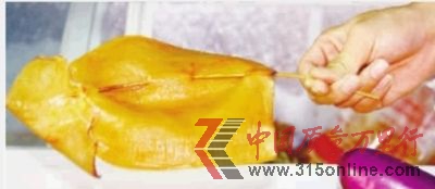 7月26日,長沙月湖小區,燒烤攤主說現在賣的都是沒漂白過的老魷魚,賣相不好,但很安全。見習記者 張明陽 攝