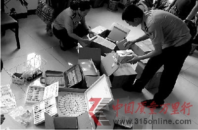 民警在清點查獲的假減肥藥。 民警在清點查獲的假減肥藥。