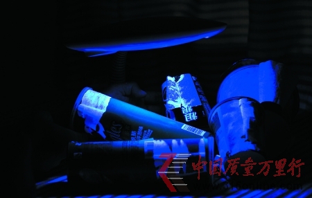 7種實驗對象的熒光性物質含量都有不同程度超標本組圖片由記者 吳珊 攝 7種實驗對象的熒光性物質含量都有不同程度超標本組圖片由記者 吳珊 攝