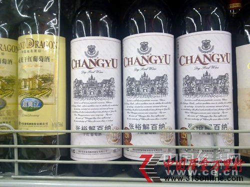 張?jiān)F咸丫圃诿懒?號(hào)店只有兩款在售(記者 張欣瑜攝) 張?jiān)F咸丫圃诿懒?號(hào)店只有兩款在售(記者 張欣瑜攝)