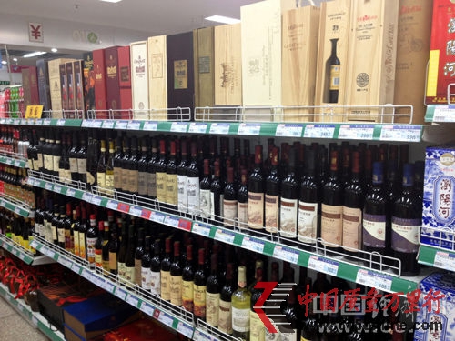 張?jiān)F咸丫普紳M了華堂超市3排貨架(記者張欣瑜攝) 張?jiān)F咸丫普紳M了華堂超市3排貨架(記者張欣瑜攝)