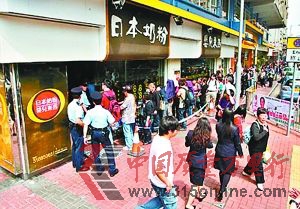 很多內(nèi)地家長(zhǎng)到日本都要排隊(duì)買日本奶粉回國(guó)。 很多內(nèi)地家長(zhǎng)到日本都要排隊(duì)買日本奶粉回國(guó)。